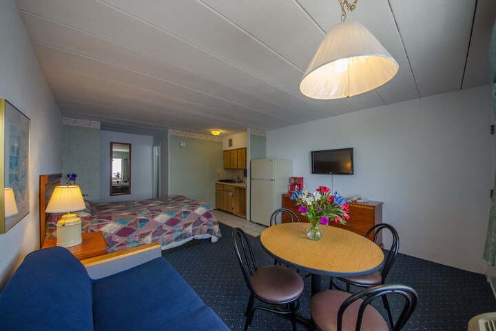 Room 4 of 25