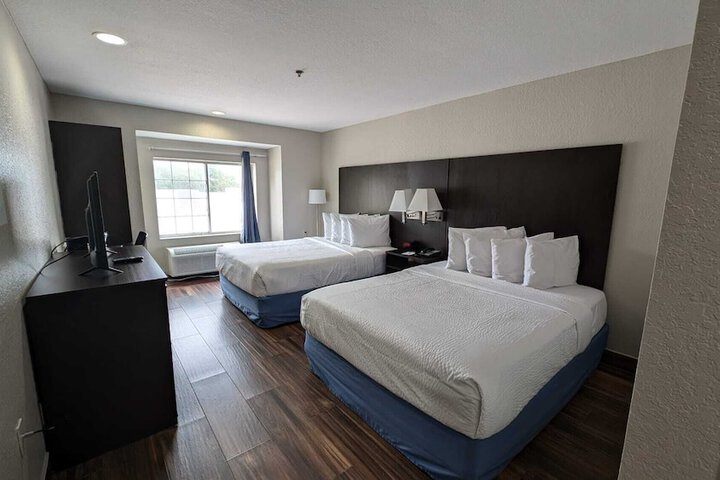 1 Queen Bed (24 of 36)