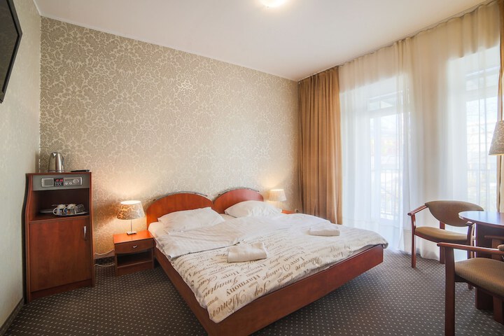 Room 4 of 68