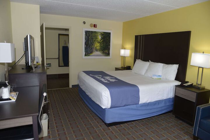 1 King Bed (7 of 13)