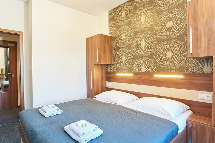 Room 16 of 77