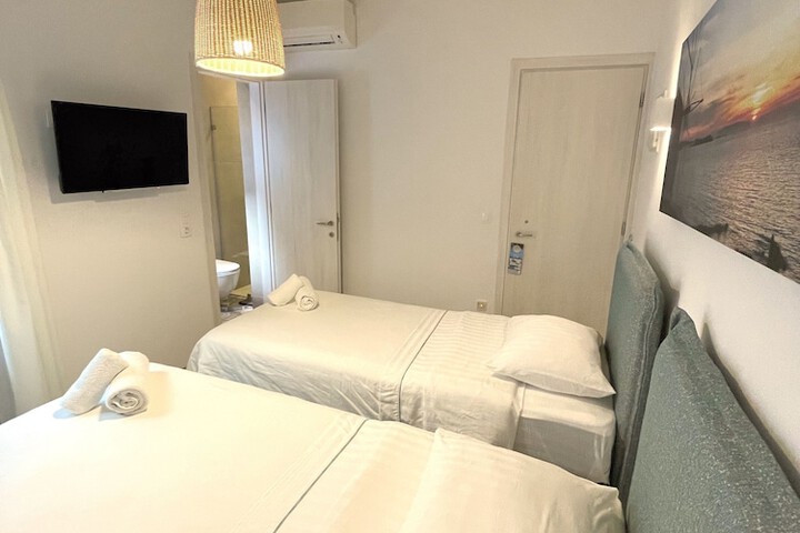 Room 14 of 93
