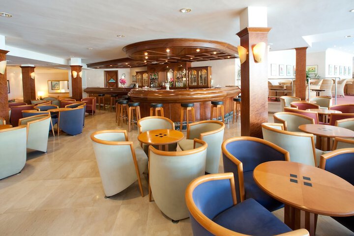 Lounge 50 of 63