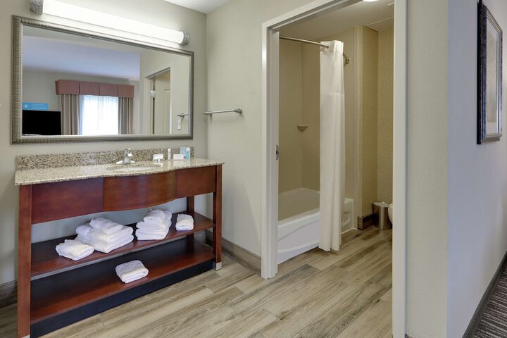 2 Queen Beds (9 of 15)