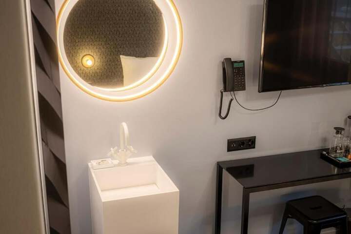 Room 6 of 49