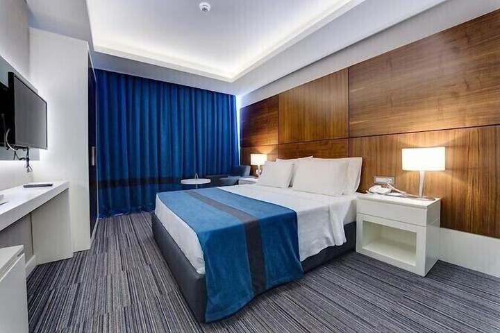 Room 8 of 33
