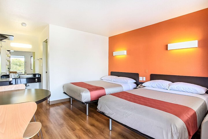 Double Accessible Queen Size Bed (3 of 5)