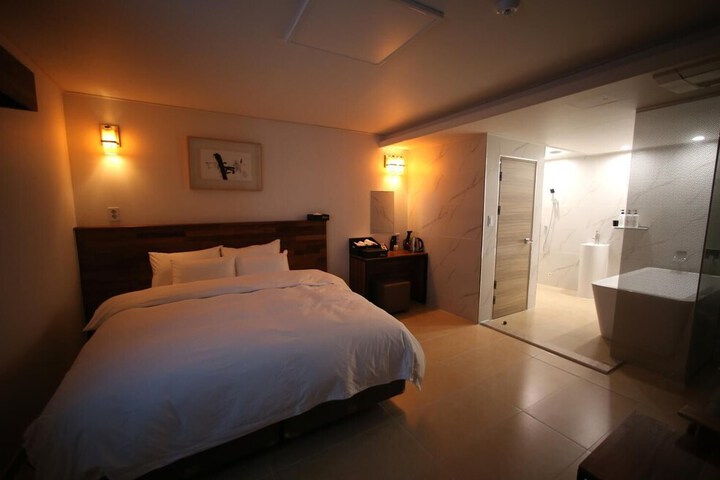 Room 12 of 31