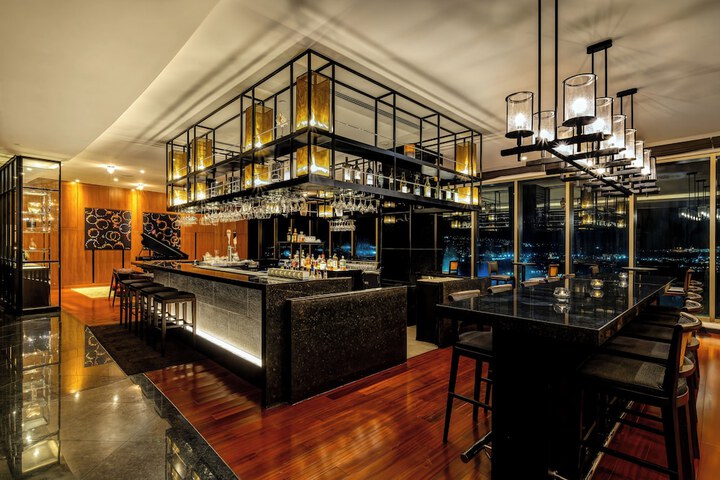 Lounge 41 of 59