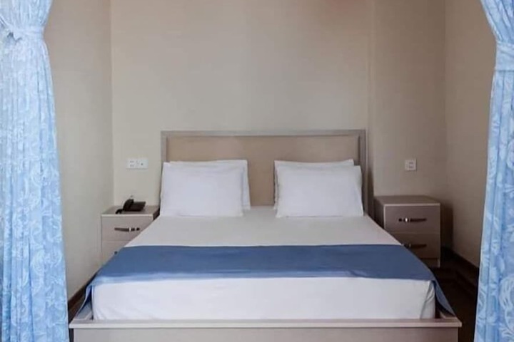 Room 4 of 63