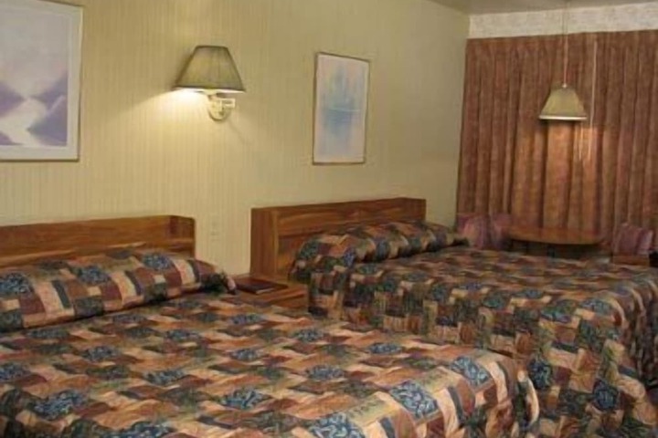 Room 4 of 7