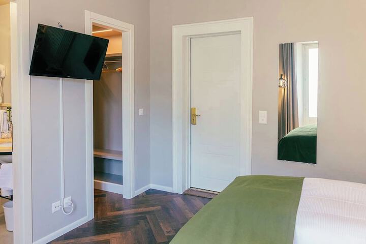 Room 42 of 120