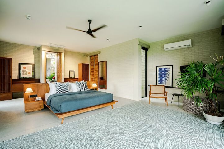Room 3 of 74