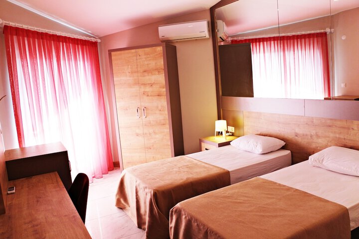 Room 13 of 30