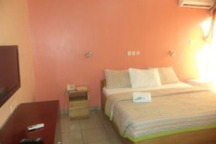 Room 5 of 18