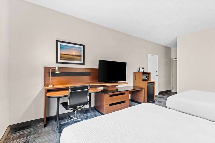 2 Queen Beds Flat Screen Television Work Desk Microwave and Refrigerator, Coffee Maker Full Breakfast (5 of 6)