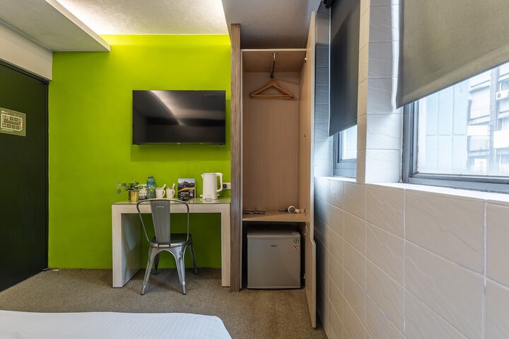 Room 16 of 28