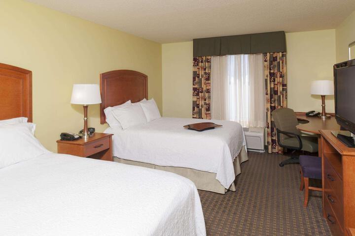 2 Queen Beds (3 of 9)