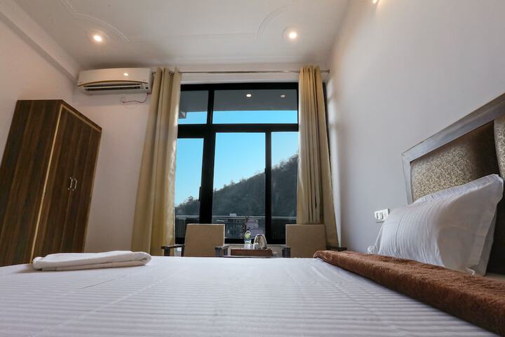 Room 6 of 28