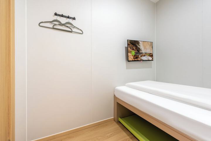 Room 6 of 43