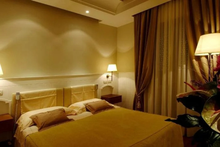 Room 4 of 13