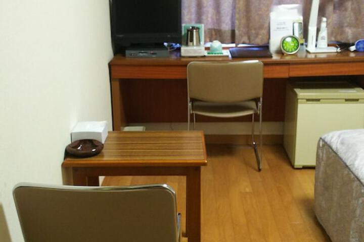 Room 4 of 80