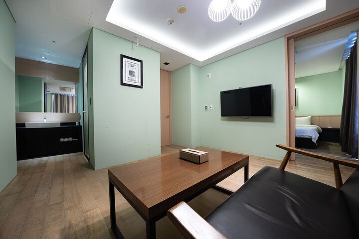 Room 107 of 176