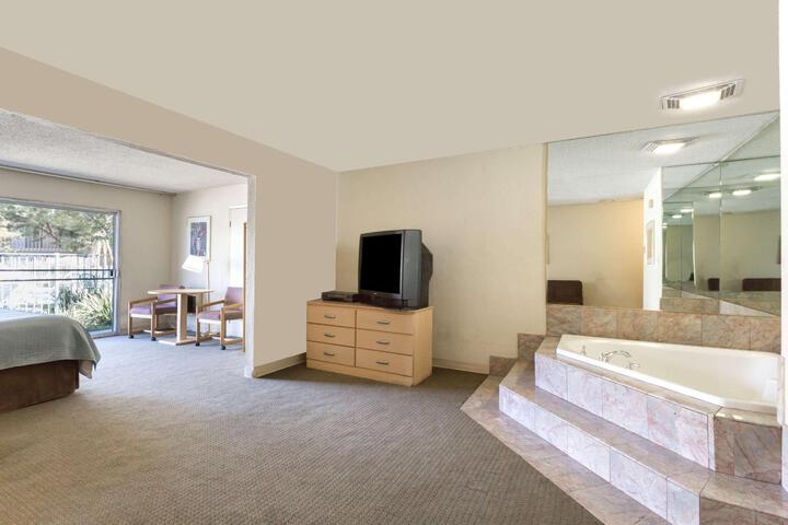 1 Queen Bed (11 of 19)