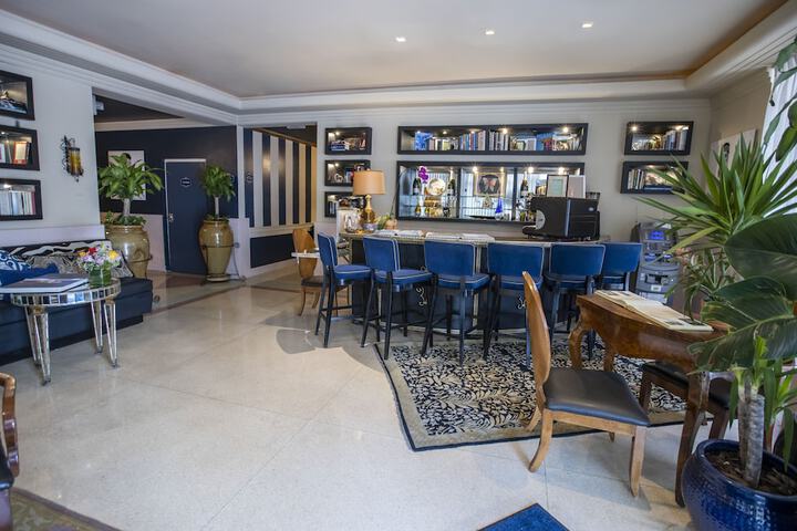 Lobby lounge
