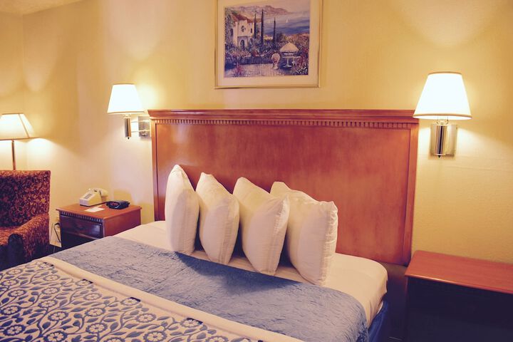 1 King Bed (3 of 4)