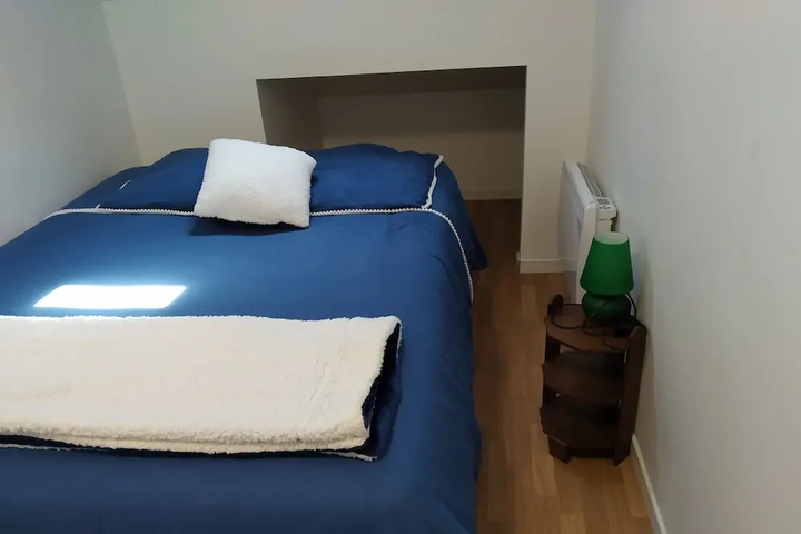 Room 6 of 12