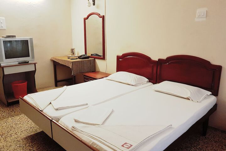 Room 8 of 33