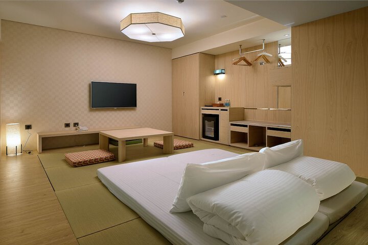 Room 13 of 100