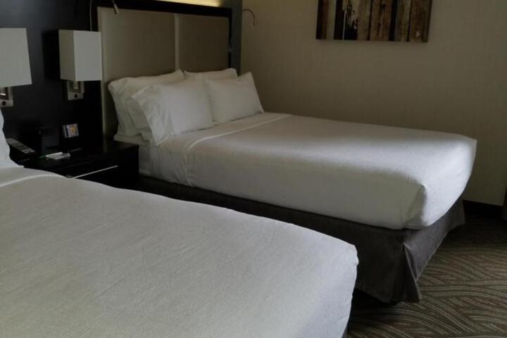 1 Queen Bed (2 of 8)