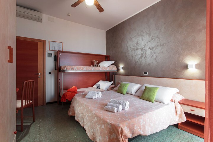 Room 8 of 40