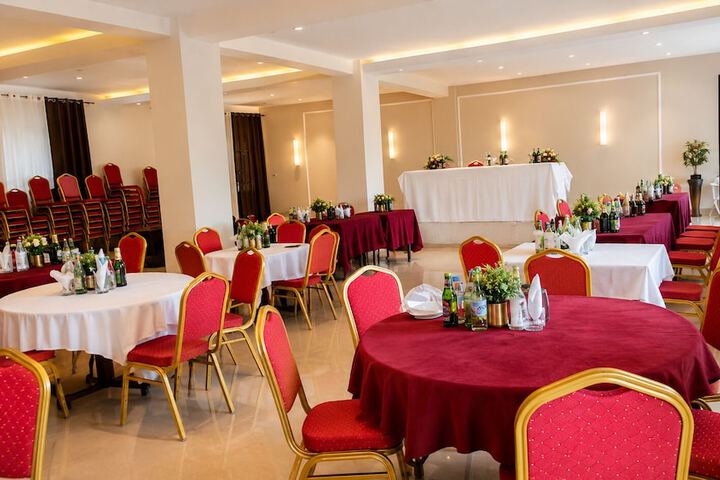 Ballroom/Hall 88 of 106