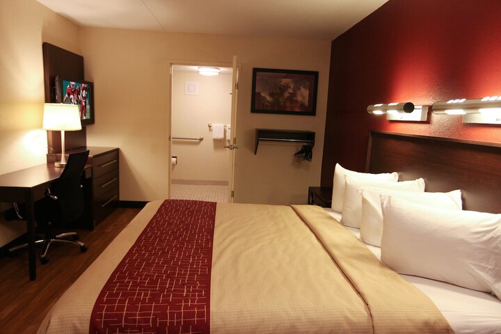 1 King Bed (8 of 18)