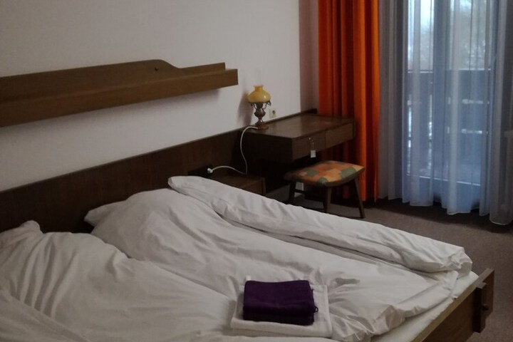 Room 5 of 62