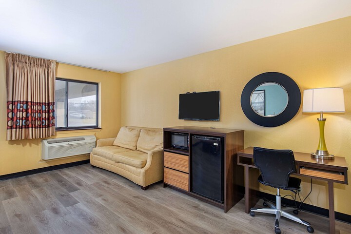 1 Queen Bed (5 of 15)