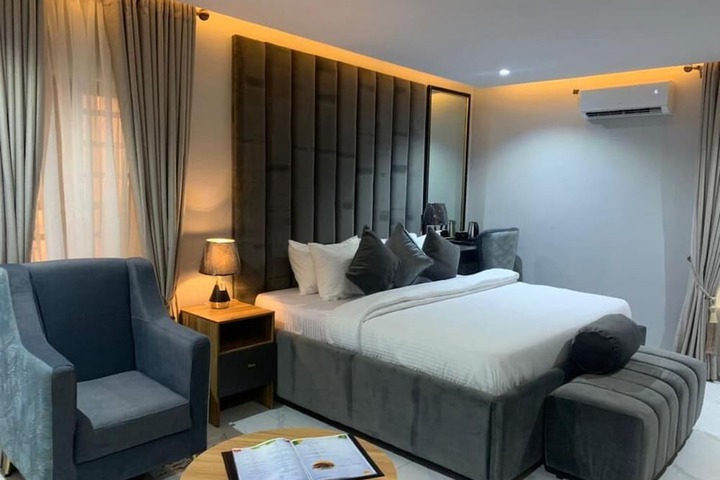 Room 7 of 12