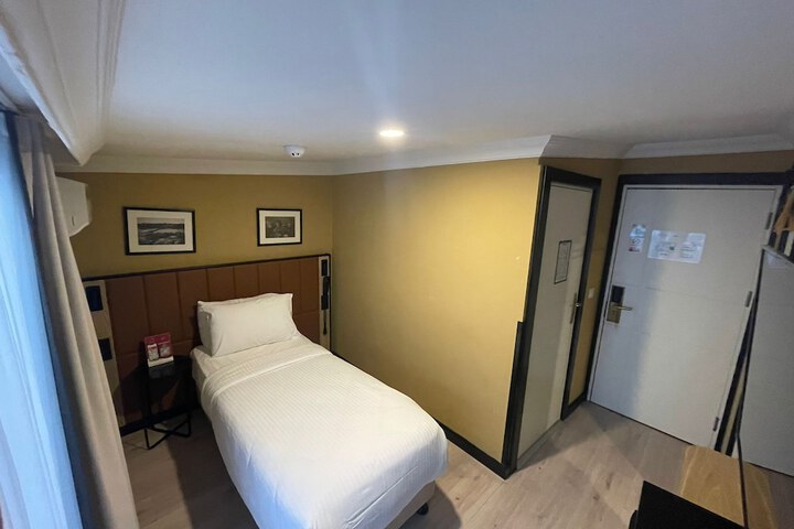 Room 34 of 59