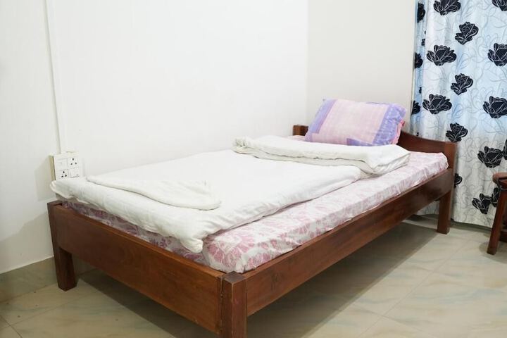 Room 5 of 16