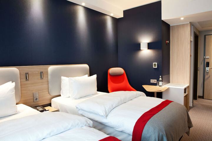Room 7 of 32