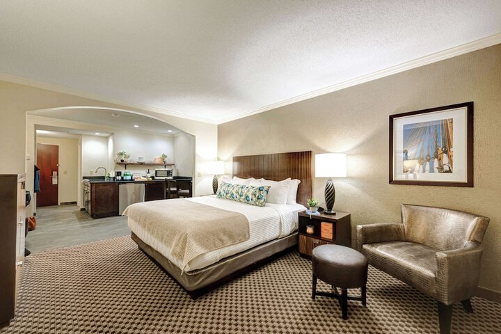 1 King Bed (6 of 27)