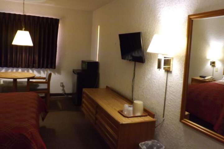 1 Queen Bed (6 of 8)