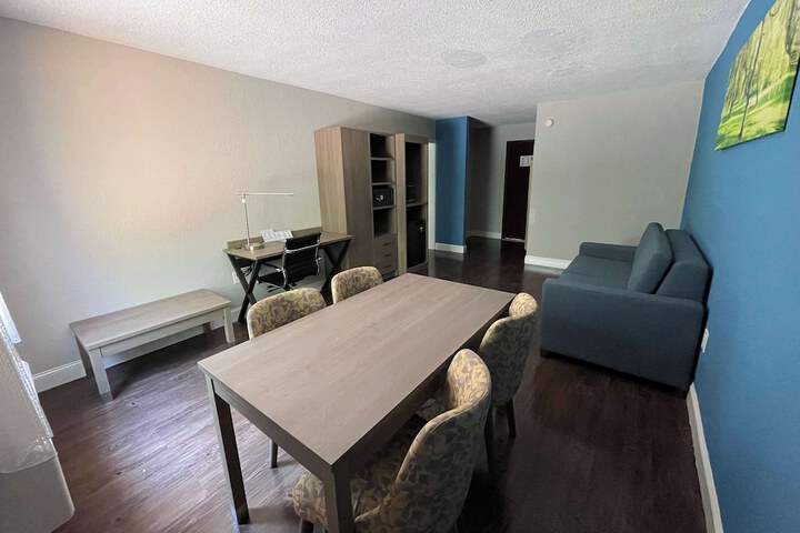 Suite 2 Queen Beds (5 of 6)