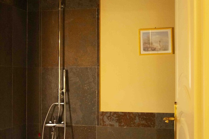 Room 106 of 300