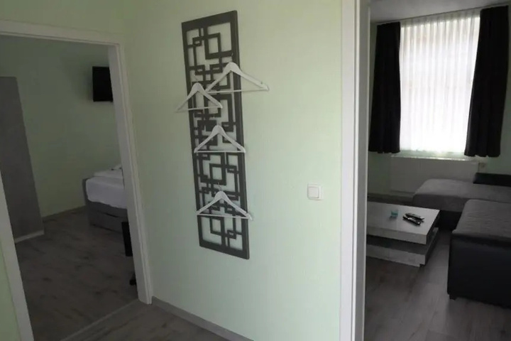 Room 4 of 11