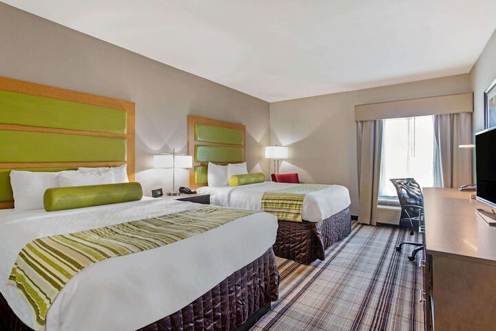 2 Queen Beds (11 of 15)