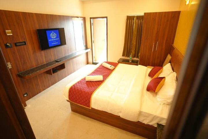 Room 6 of 10